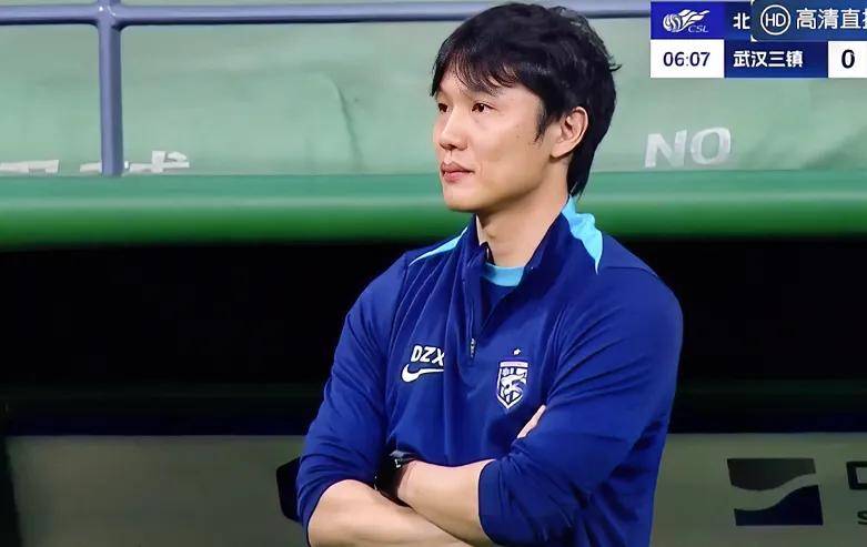 武汉三镇发布备战花絮，清晨调整名单，中超任务艰巨，临场指挥获称赞