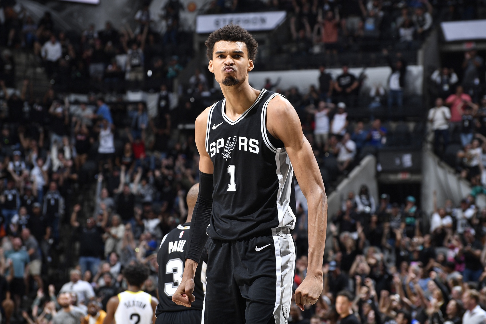 NBA常规赛国际比赛日再迎强敌，圣安东尼奥马刺篮板制胜，主帅态度——气氛紧张，更衣室氛围转暖的简单介绍