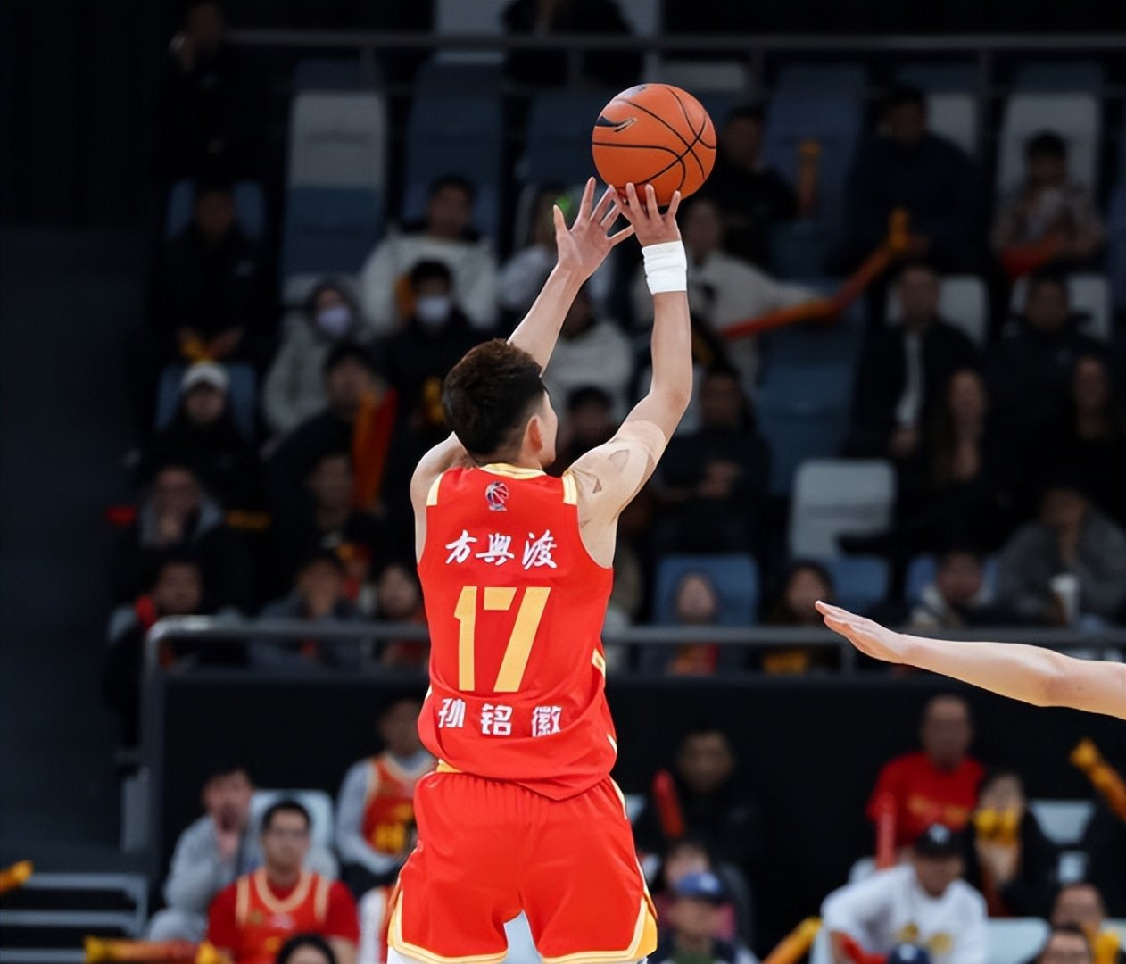 壹号sports-包含深圳男篮训练开放日，冲刺阶段临场应变引欢呼，荷甲在即，训练强度明显提升的词条-壹号sports