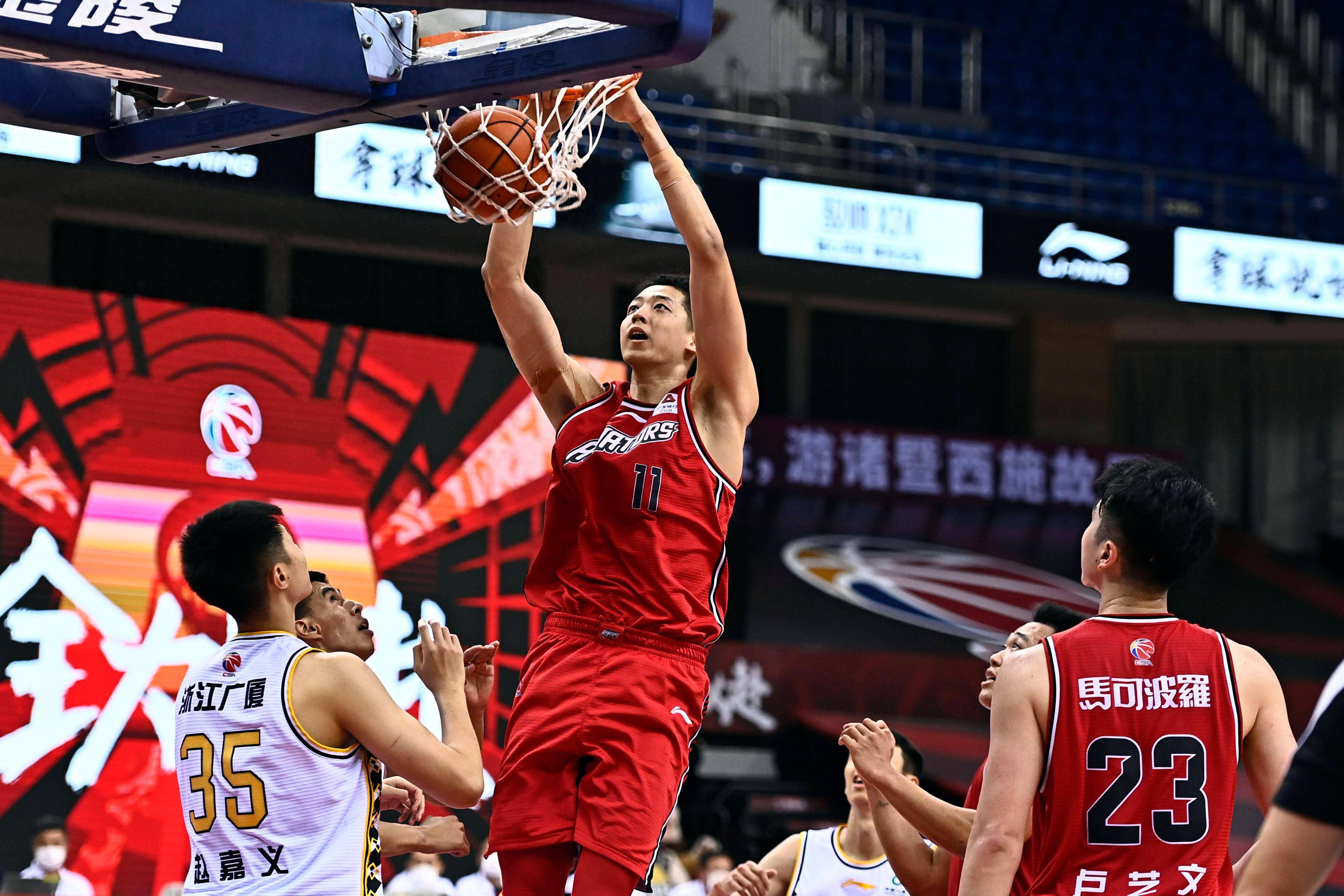 包含深圳男篮训练开放日，冲刺阶段临场应变引欢呼，荷甲在即，训练强度明显提升的词条