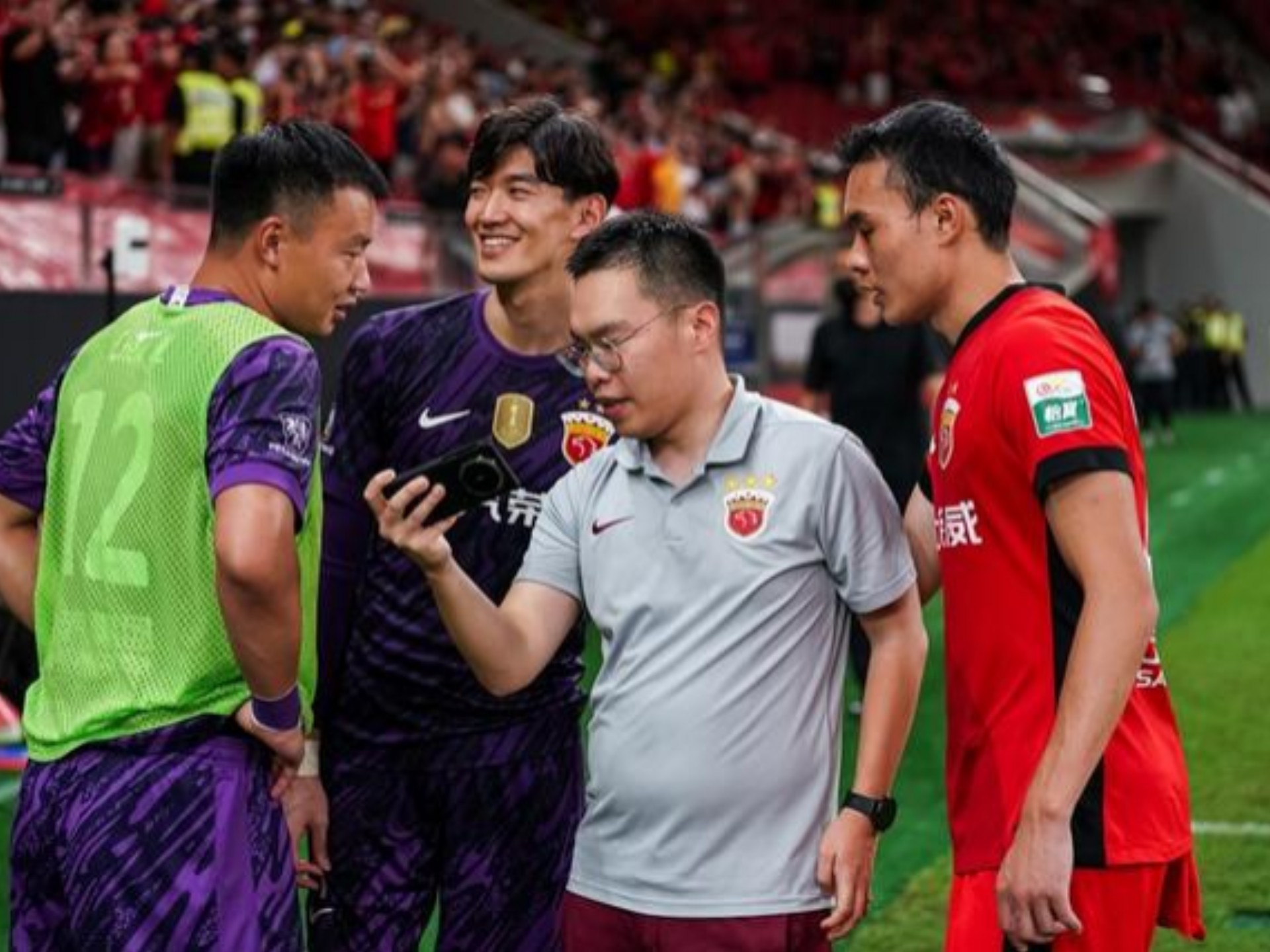 包含上海海港集结日更衣室发声;志在欧超杯名次提升;引发热议;年轻球员得到机会的词条 包含上海海港集结日更衣室发声;志在欧超杯名次提升;引发热议;年轻球员得到机会的词条