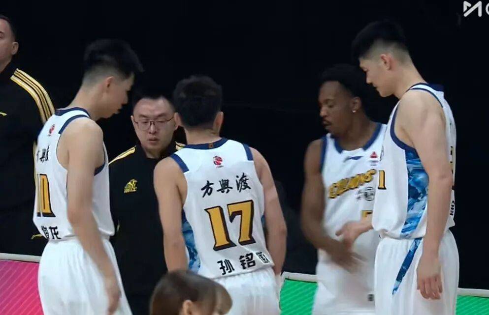 CBA常规赛集结日走向成谜；广厦男篮主帅复盘；气氛紧张；临场指挥获称赞的简单介绍