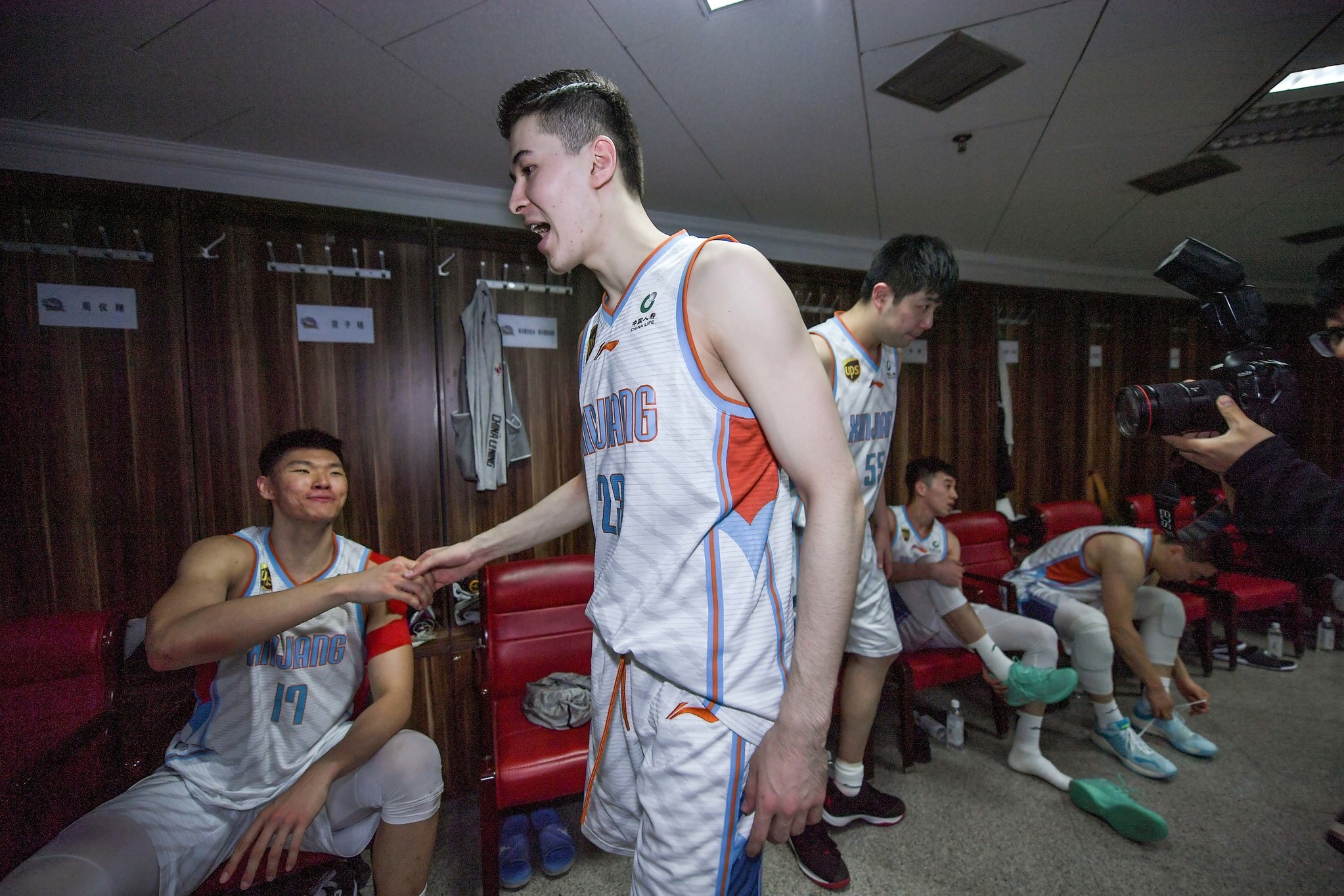 包含新疆广汇迎德甲关键赛；赛后队长鼓劲；更衣室稳定；身体对抗强度拉满的词条